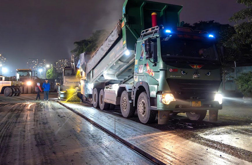 Xe chở vật liệu thi công đường xuyên đêm trên công trường dự án vành đai 2,5. Ảnh: hanoimoi.vn Xe chở vật liệu thi công đường xuyên đêm trên công trường dự án vành đai 2,5. Ảnh: hanoimoi.vn