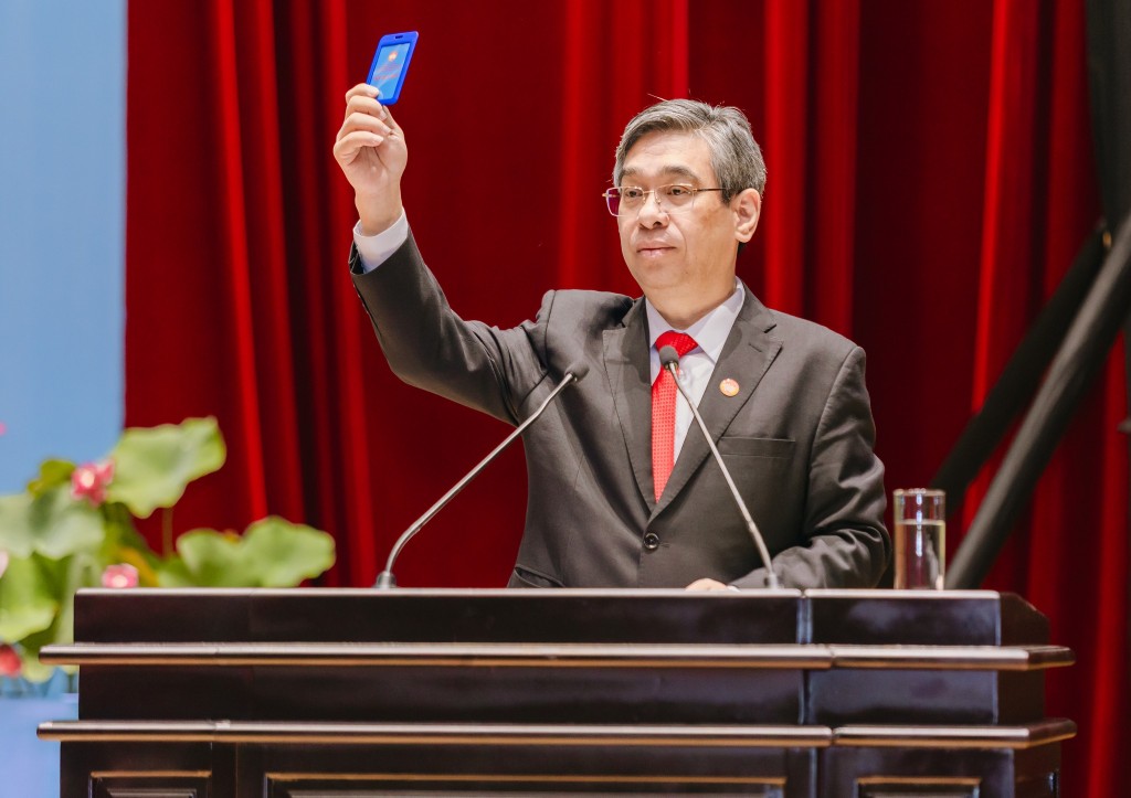 Ông Nguyễn Phước Lộc, Phó Bí thư Thành ủy, Chủ tịch Ủy ban MTTQ Việt Nam TP. HCM biểu quyết tại đại hội.