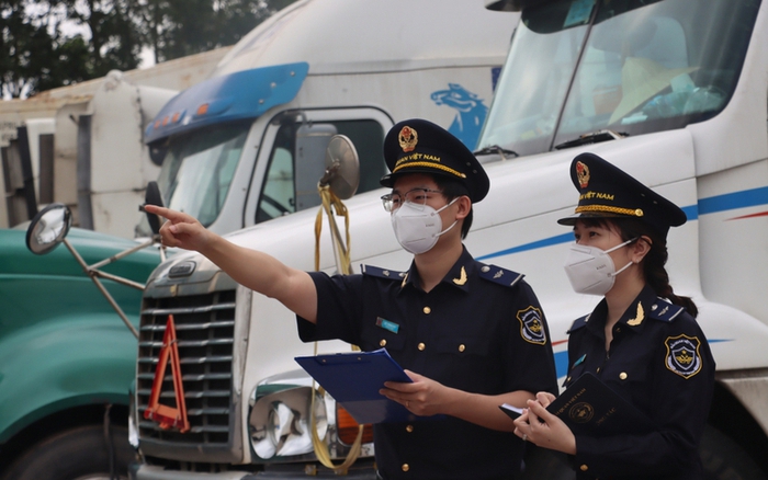 Cán bộ Hải quan kiểm tra hàng hóa. Ảnh: KT