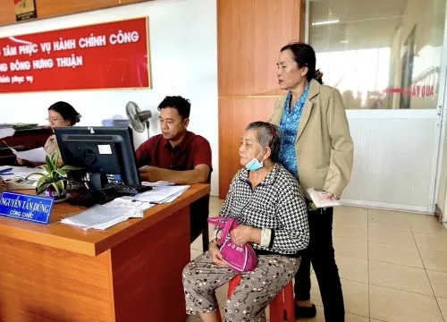 Người cao tuổi làm thủ tục nhận trợ cấp xã hội tại phường Đông Hưng Thuận. Ảnh: HN