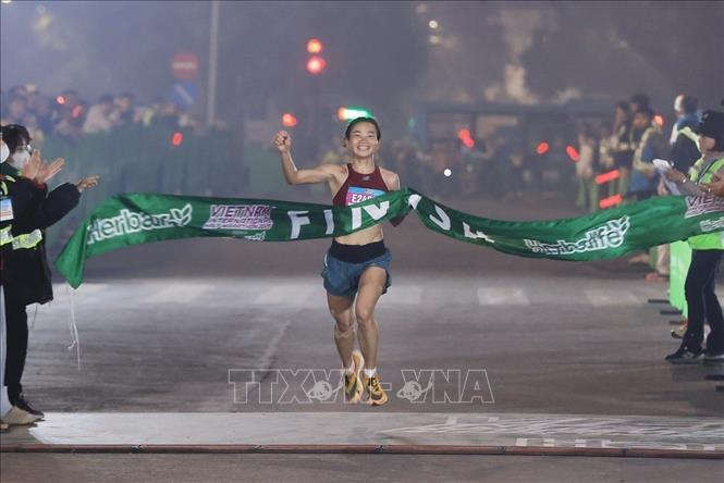 VĐV Nguyễn Thị Oanh về nhất cự ly 21km hệ nâng cao tại Giải bán marathon quốc tế Việt Nam 2025. Ảnh tư liệu: Minh Quyết/TTXVN