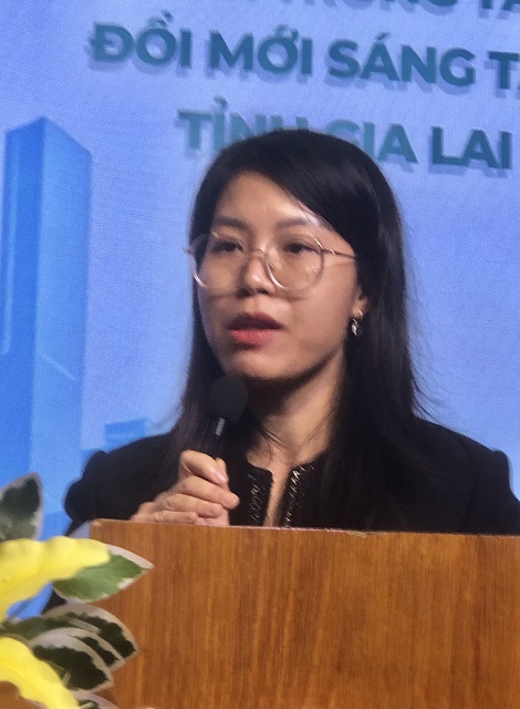 Bà Nguyễn Thị Lệ Quyên trình bày tham luận. Ảnh: Viết Hiền