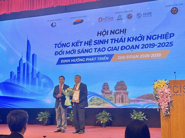 Ông Nguyễn Thế Vinh, Chủ cơ sở Trại Ong dú Vinh (bên phải) nhận hoa và thư cảm ơn từ Ban Tổ chức. Ảnh: Viết Hiền