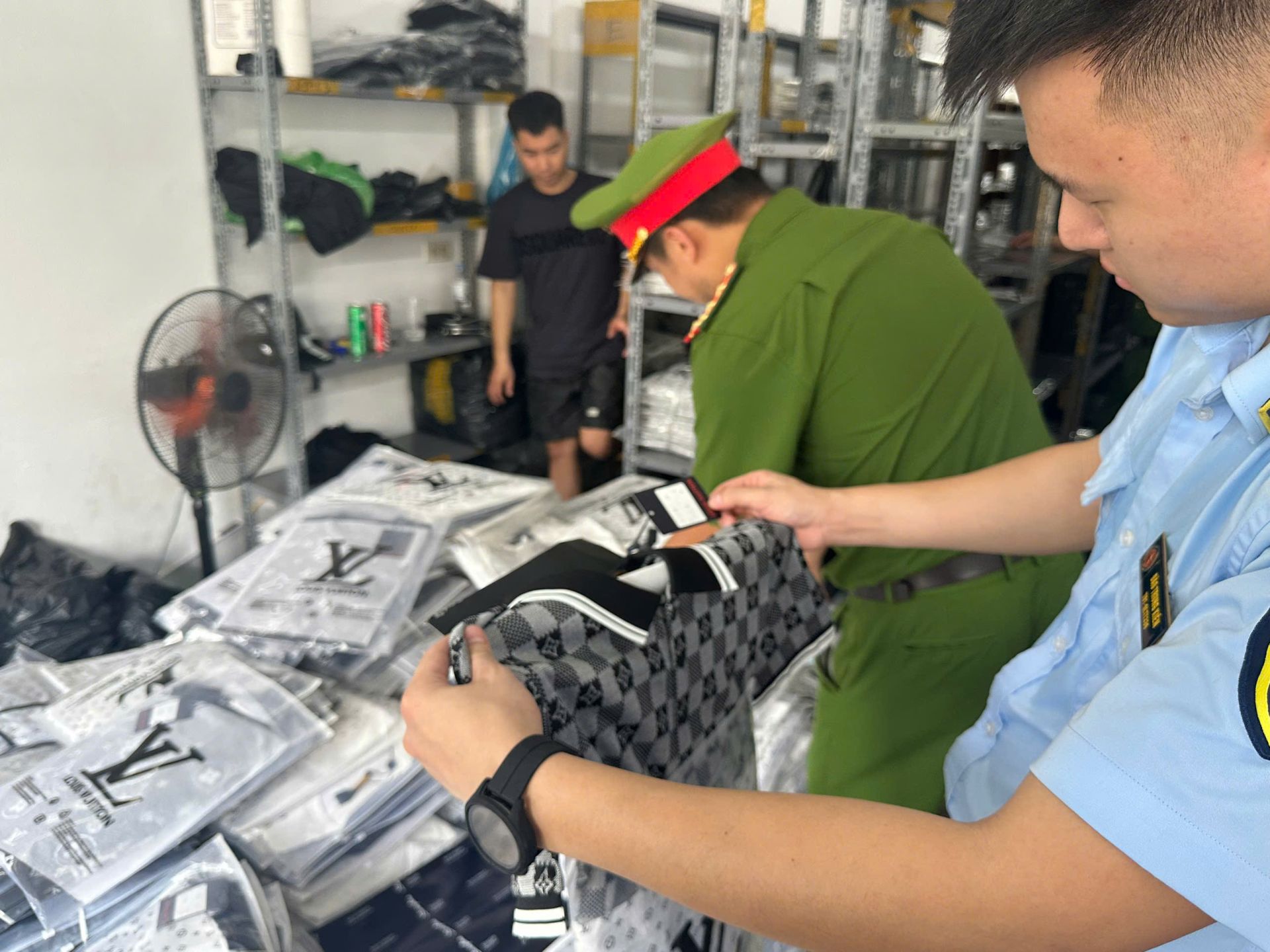 Để nâng cao hiệu quả phòng, chống buôn lậu, hàng giả, ngoài nỗ lực của lực lượng chức năng, cần sự chung tay của cộng đồng, người dân và doanh nghiệp. Ảnh: KT Để nâng cao hiệu quả phòng, chống buôn lậu, hàng giả, ngoài nỗ lực của lực lượng chức năng, cần sự chung tay của cộng đồng, người dân và doanh nghiệp. Ảnh: KT