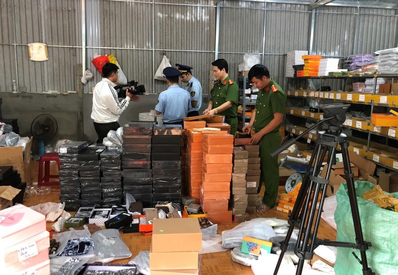 Các ngành chức năng cảnh báo, tình trạng buôn lậu, gian lận thương mại và hàng giả sẽ tăng cao trong những tháng cuối năm 2025. Ảnh: KT Các ngành chức năng cảnh báo, tình trạng buôn lậu, gian lận thương mại và hàng giả sẽ tăng cao trong những tháng cuối năm 2025. Ảnh: KT