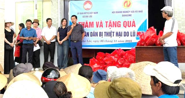 Đại diện Hiệp hội Doanh nghiệp nhỏ và vừa TP Đà Nẵng thăm, trao quà hỗ trợ người dân vùng chịu thiệt hại do mưa lũ. Đại diện Hiệp hội Doanh nghiệp nhỏ và vừa TP Đà Nẵng thăm, trao quà hỗ trợ người dân vùng chịu thiệt hại do mưa lũ.