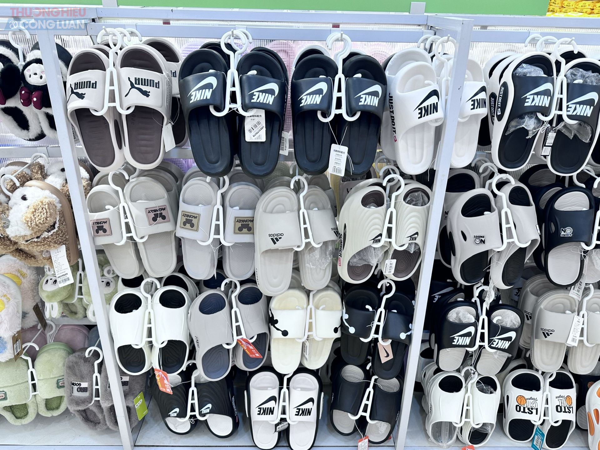 Hàng hóa vi phạm Luật Sở hữu trí tuệ được bày bán công khai tại Hi Fun Boutique House.