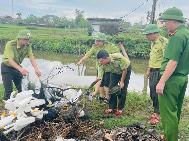 Lực lượng chức năng tháo dỡ, tiêu hủy tang vật, công cụ săn chim trời. Lực lượng chức năng tháo dỡ, tiêu hủy tang vật, công cụ săn chim trời.
