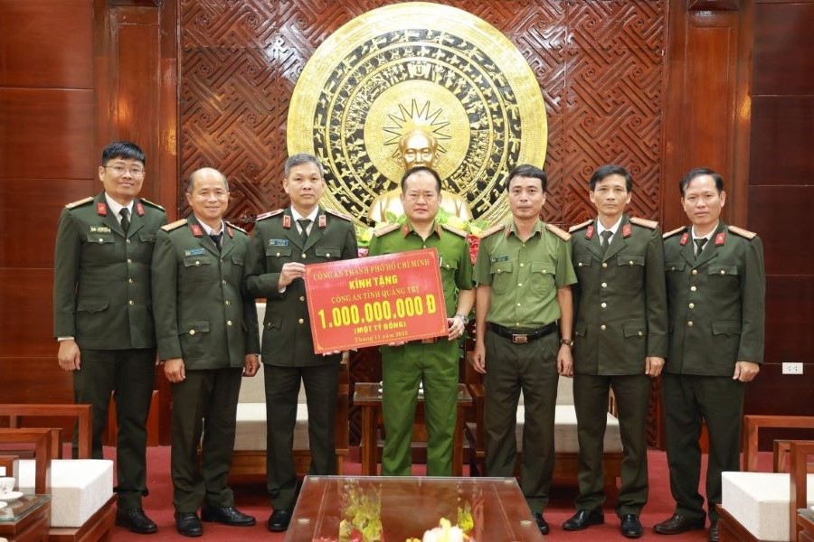 Công an TP. Hồ Chí Minh hỗ trợ cán bộ, chiến sĩ và Nhân dân Quảng Trị 1 tỷ đồng khắc phục hậu quả mưa lũ