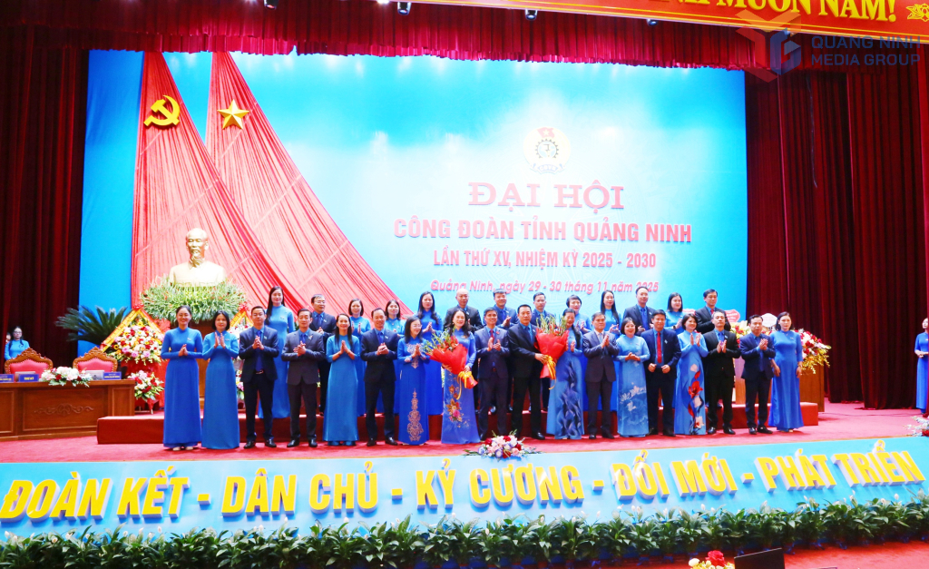 Lãnh đạo Tổng Liên đoàn Lao động Việt Nam, lãnh đạo tỉnh tặng hoa chúc mừng Ban Chấp hành Công đoàn tỉnh Quảng Ninh khóa XV, nhiệm kỳ 2025-2030. Lãnh đạo Tổng Liên đoàn Lao động Việt Nam, lãnh đạo tỉnh tặng hoa chúc mừng Ban Chấp hành Công đoàn tỉnh Quảng Ninh khóa XV, nhiệm kỳ 2025-2030.