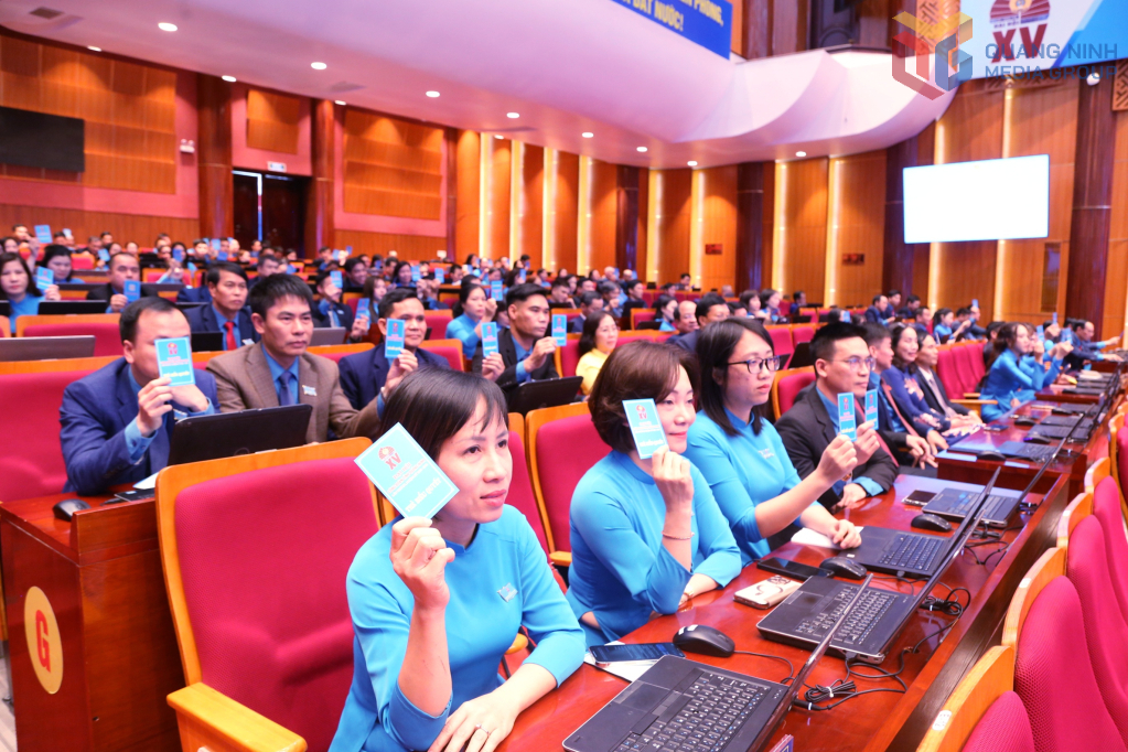 Các đại biểu biểu quyết thông qua Nghị quyết Đại hội Công đoàn tỉnh Quảng Ninh lần thứ XV, nhiệm kỳ 2025 - 2030. Các đại biểu biểu quyết thông qua Nghị quyết Đại hội Công đoàn tỉnh Quảng Ninh lần thứ XV, nhiệm kỳ 2025 - 2030.