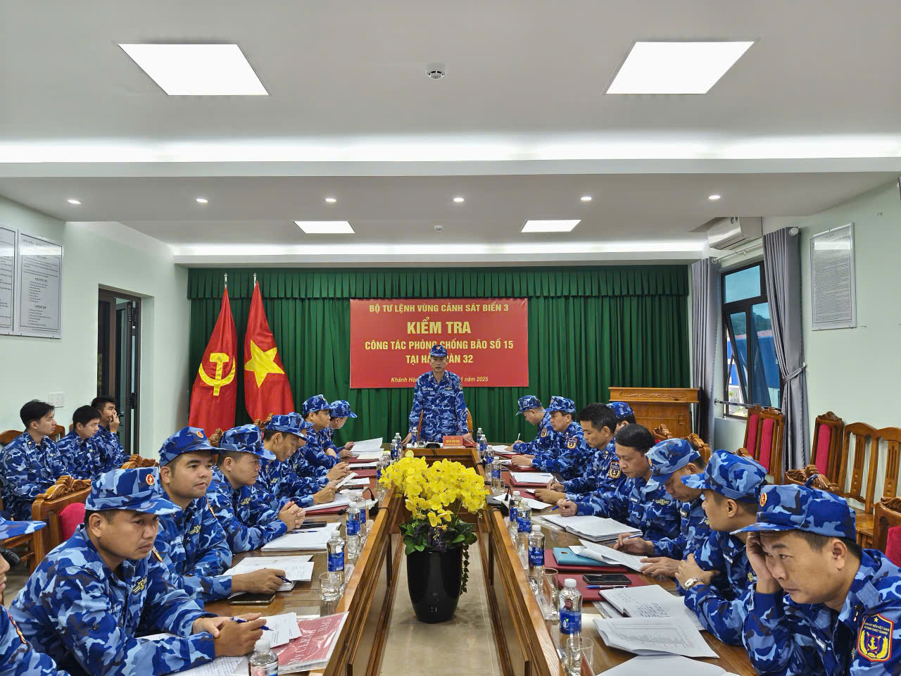 Đại tá Nguyễn Trần Đông, Phó Tư lệnh Vùng Cảnh sát biển 3 quán triệt tr iển khai nhiệm vụ cho Hải đoàn 32 chuẩn bị úng phó với bão Đại tá Nguyễn Trần Đông, Phó Tư lệnh Vùng Cảnh sát biển 3 quán triệt tr iển khai nhiệm vụ cho Hải đoàn 32 chuẩn bị úng phó với bão