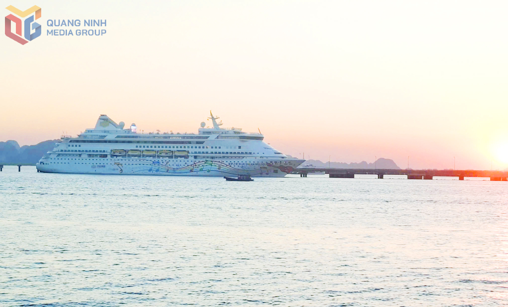 Tàu biển tuyến Bắc Hải - Hạ Long sẽ đưa nhiều đoàn khách tới tham quan trong thời gian tới. Tàu biển tuyến Bắc Hải - Hạ Long sẽ đưa nhiều đoàn khách tới tham quan trong thời gian tới.