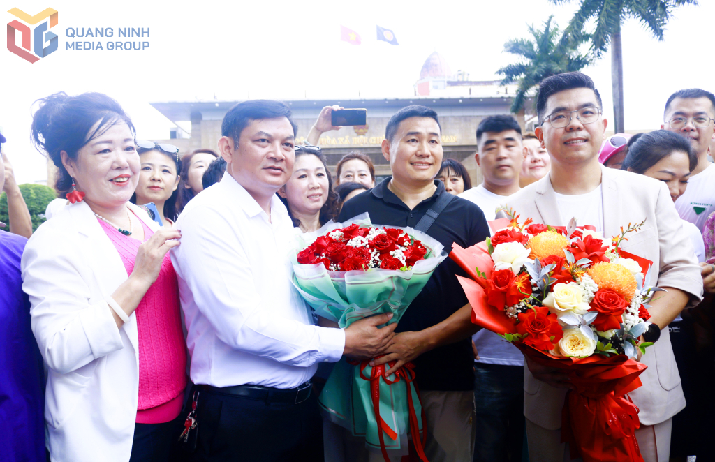 Lãnh đạo phường Móng Cái 1 tặng hoa, chào đón du khách Trung Quốc tham quan qua cửa khẩu Quốc tế Móng Cái. Lãnh đạo phường Móng Cái 1 tặng hoa, chào đón du khách Trung Quốc tham quan qua cửa khẩu Quốc tế Móng Cái.