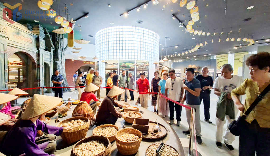 Du khách tàu biển tham quan Bảo tàng Quảng Ninh trong hành trình khám phá cảnh sắc địa phương. Du khách tàu biển tham quan Bảo tàng Quảng Ninh trong hành trình khám phá cảnh sắc địa phương.