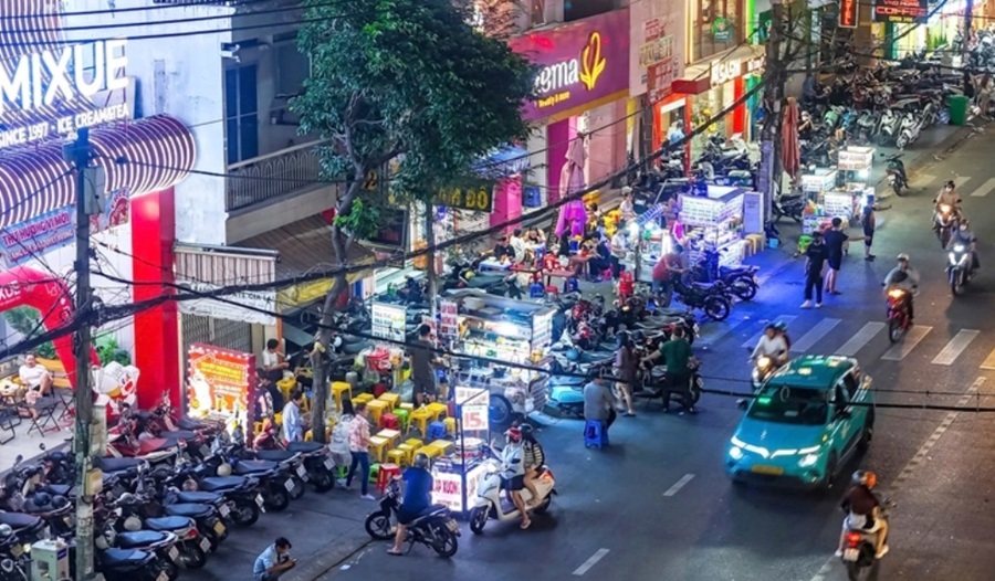 TP.HCM siết chặt quản lý vỉa hè, lòng đường: Để xe lấn chiếm có thể bị trừ điểm giấy phép lái xe