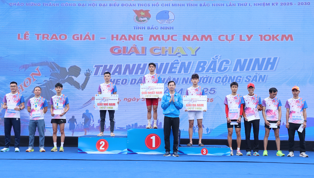 Đồng chí Hà Thái Sơn trao giải cho các vận động viên ở cự ly 10 km nam. Đồng chí Hà Thái Sơn trao giải cho các vận động viên ở cự ly 10 km nam.