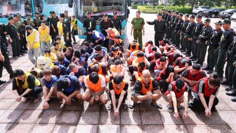 Các đối tượng bị bắt giữ khi đang hoạt động lừa đảo tại Campuchia. (Ảnh: nhandan.vn) Các đối tượng bị bắt giữ khi đang hoạt động lừa đảo tại Campuchia. (Ảnh: nhandan.vn)