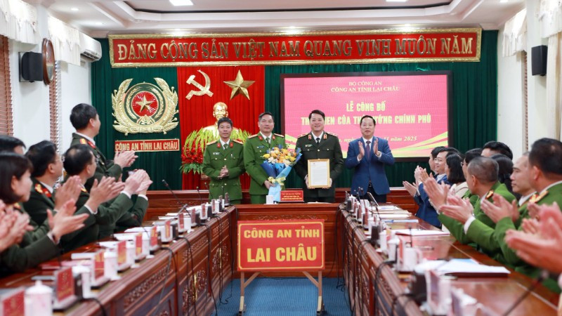 Lãnh đạo tỉnh Lai Châu trao thư khen của Thủ tướng Chính phủ cho Công an Lai Châu. (Ảnh: nhandan.vn) Lãnh đạo tỉnh Lai Châu trao thư khen của Thủ tướng Chính phủ cho Công an Lai Châu. (Ảnh: nhandan.vn)