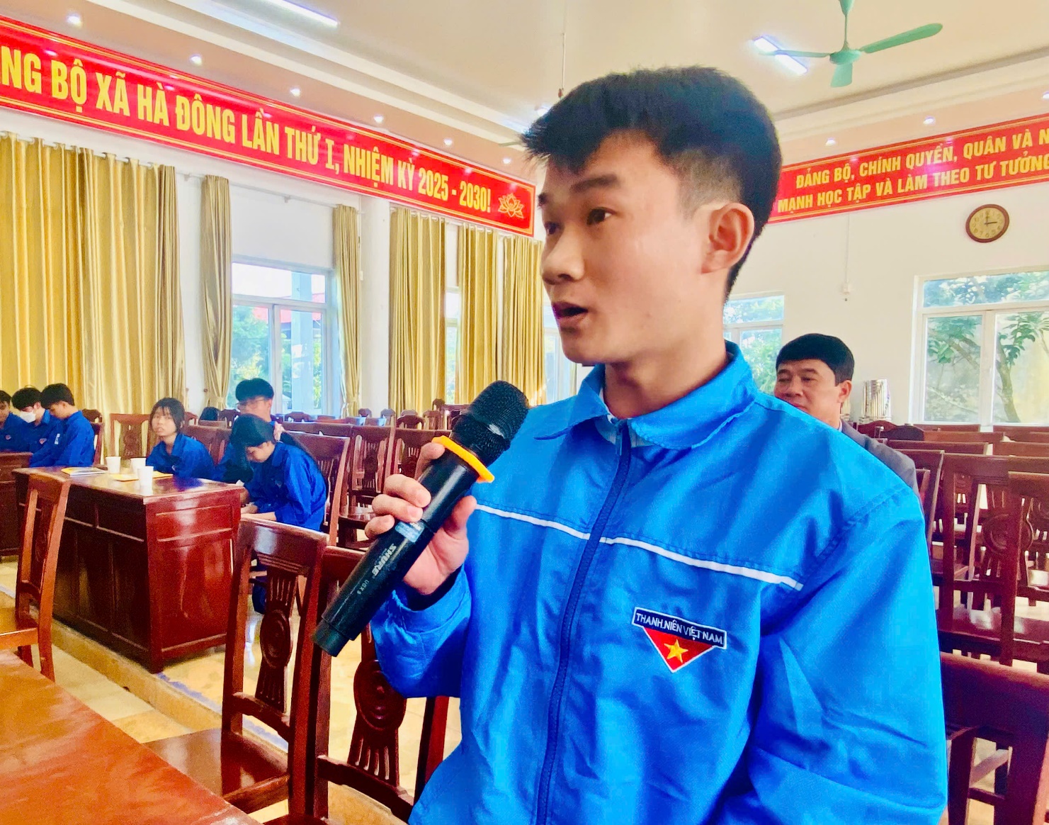 Bí thư chi đoàn Tú Y: Đặng Đình Hà đối thoại tại hội nghị.