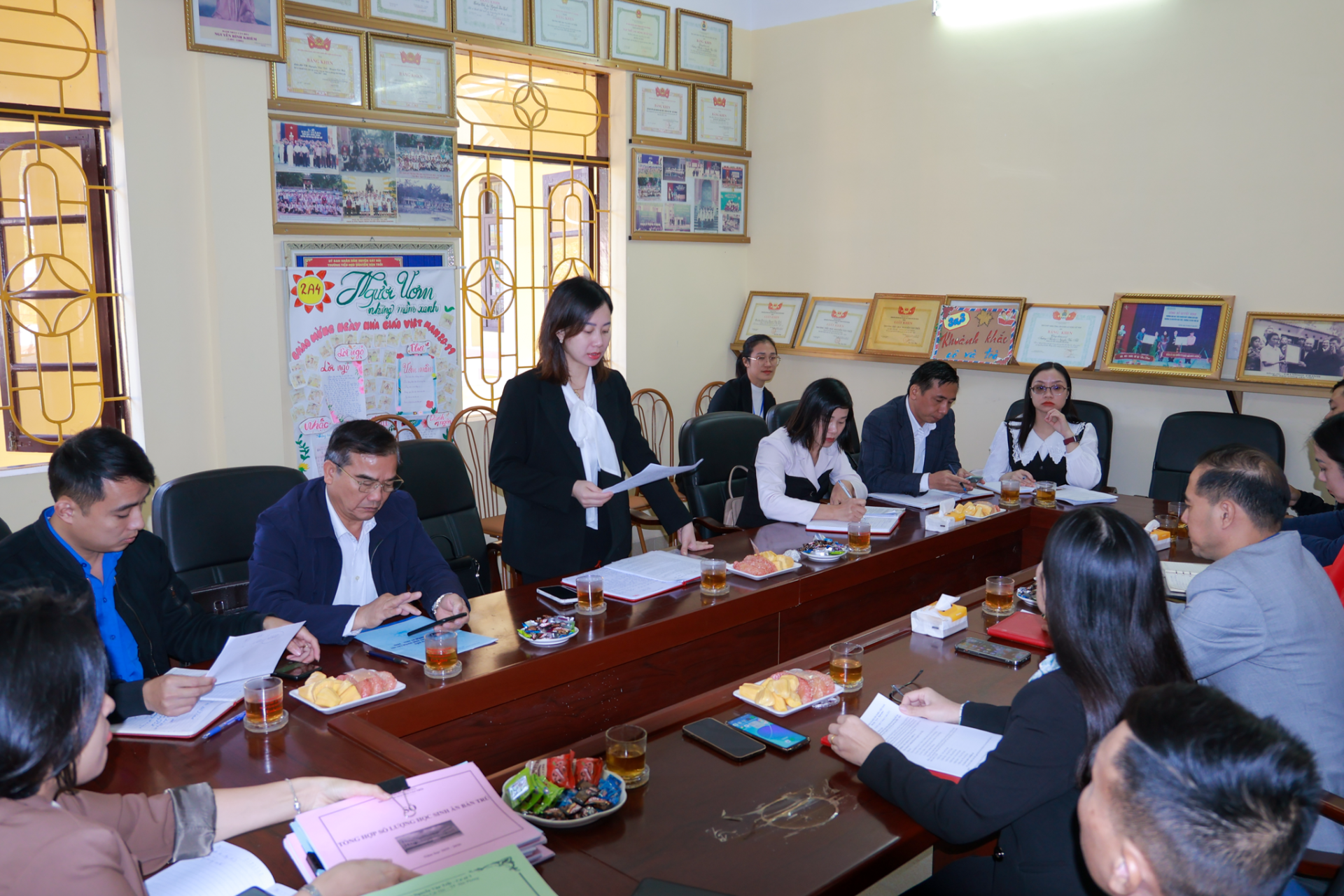 Đoàn giám sát làm việc với BGH Trường TH Nguyễn Văn Trỗi.