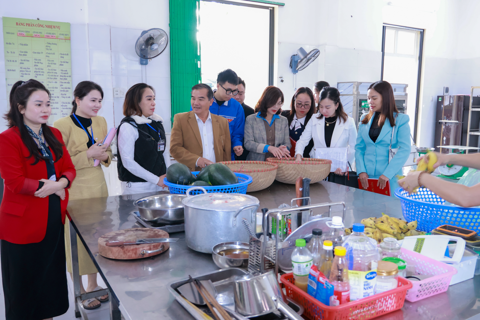 Đoàn giám sát tiến hành kiểm tra toàn diện khu bếp ăn Trường Mầm non Sơn Ca.