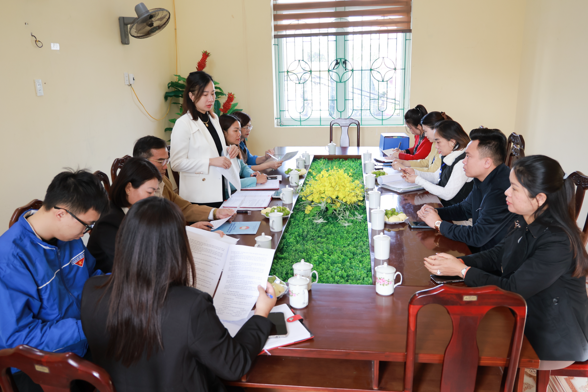 Đoàn giám sát làm việc với BGH Trường Mầm non Sơn Ca.