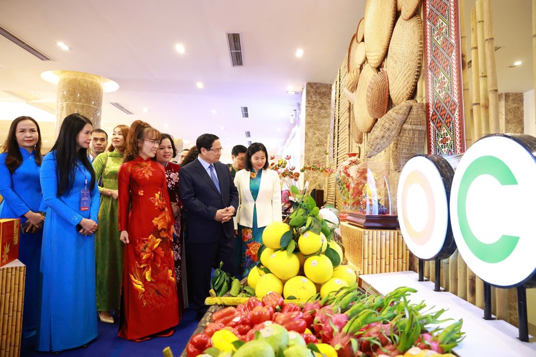 Thủ tướng Phạm Minh Chính tham quan trưng bày sản phẩm nông nghiệp, thủ công mỹ nghệ của các doanh nghiệp do phụ nữ khởi nghiệp - Ảnh: VGP/Nhật Bắc