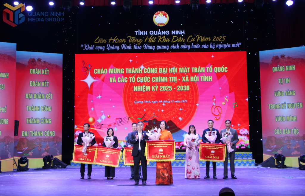 Ban Tổ chức trao giải Nhất toàn đoàn cho đội thi Đặc khu Vân Đồn.