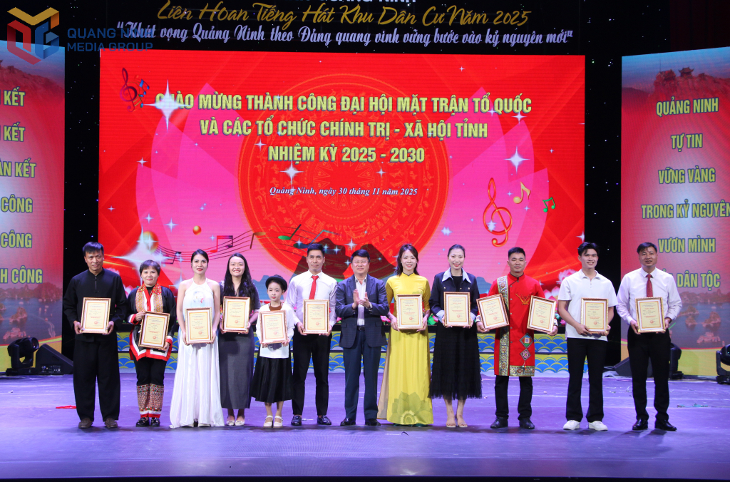 Ban Tổ chức trao giải A cho các tiết mục.