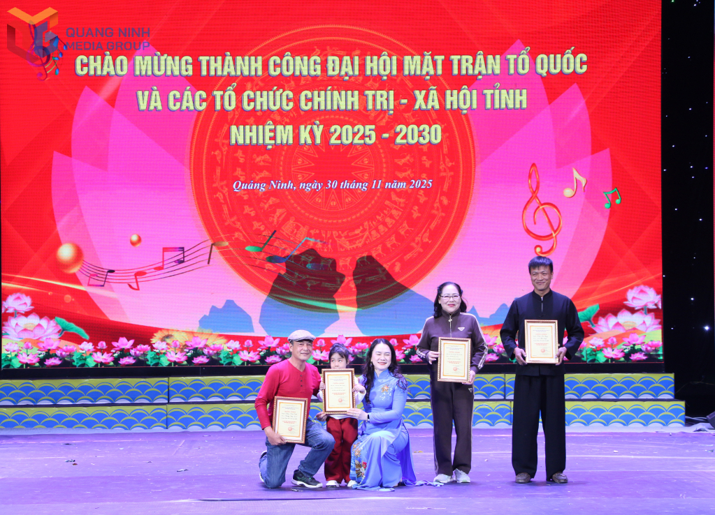 Ban Tổ chức trao các giải ấn tượng của Liên hoan.