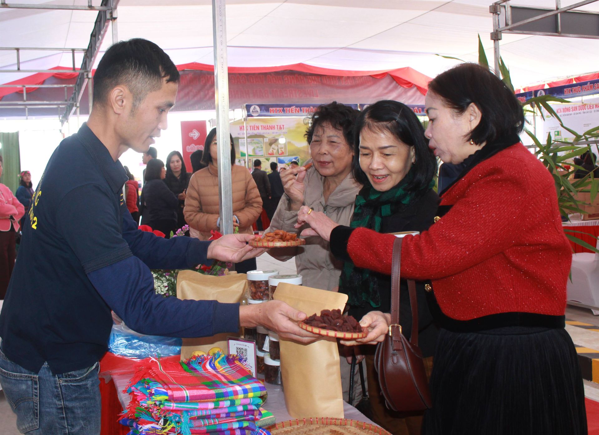 Các đại biểu và người dân tham quan, mua sắm tại các gian hàng. Các đại biểu và người dân tham quan, mua sắm tại các gian hàng.