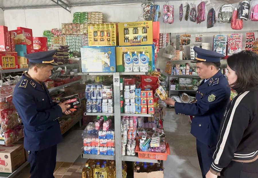 Lực lượng QLTT kiểm tra các cơ sở kinh doanh trên địa bàn.