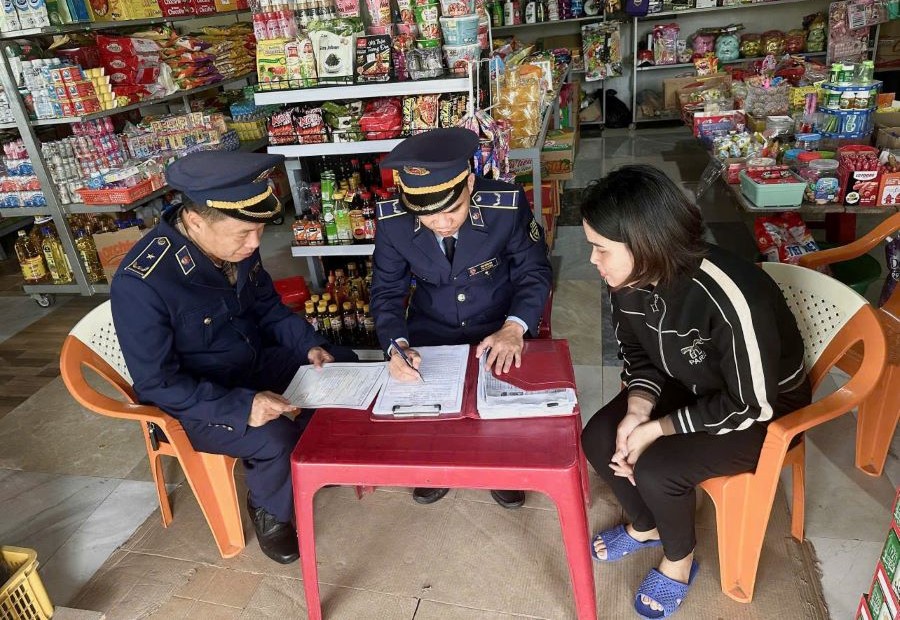 Lực lượng QLTT tuyên truyền, phổ biến các quy định của pháp luật trong kinh doanh hàng hóa tại xã Đức Thọ.