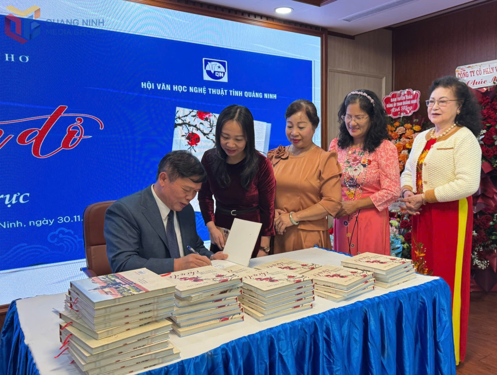 Tác giả Bùi Khắc Trực ký tặng sách bạn đọc.