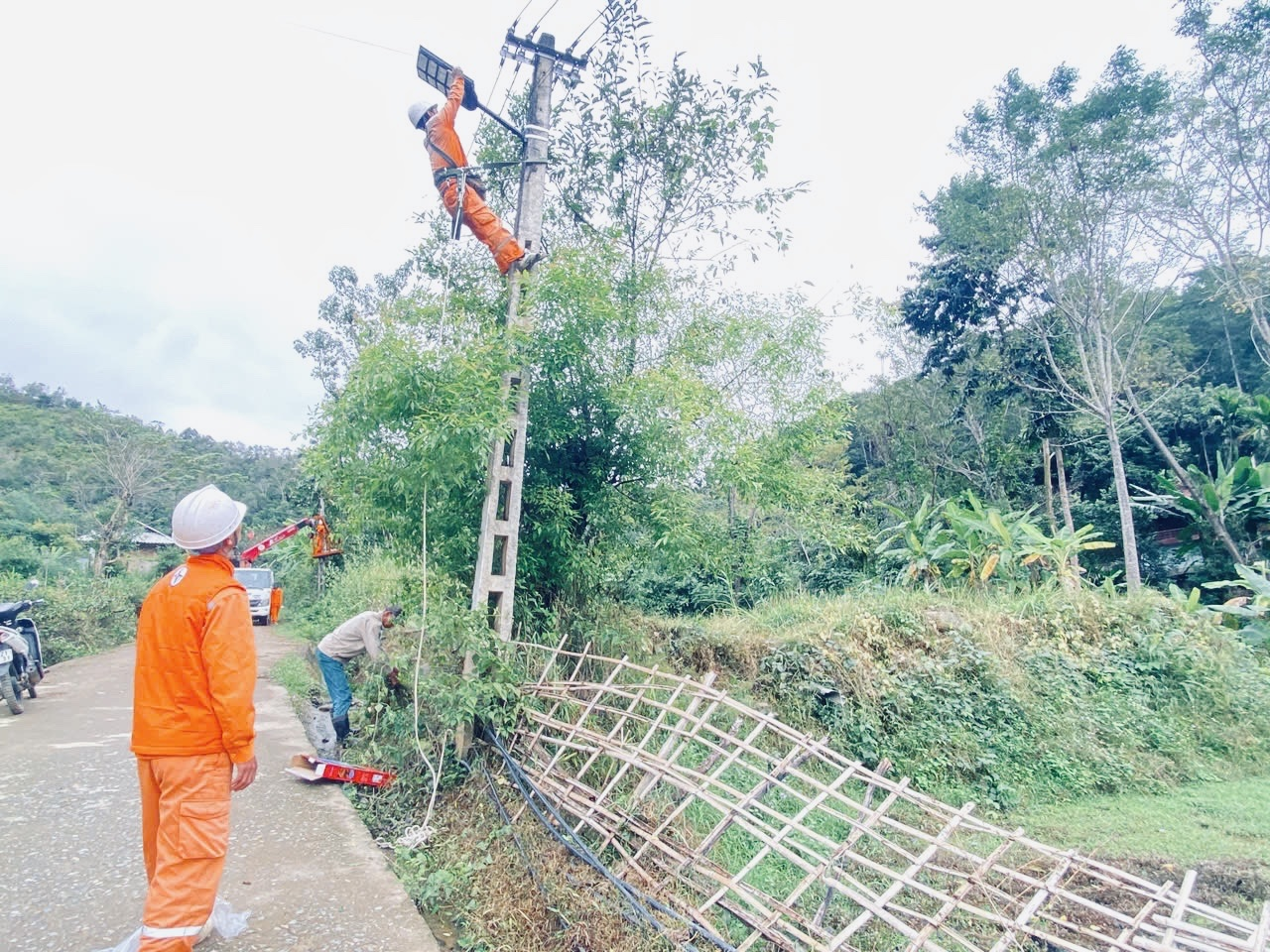 Thắp sáng đường quê góp phần bảo đảm an ninh trật tự và xây dựng nông thôn mới