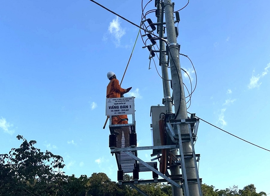 Công nhân Đội QLĐLKV Na Sang thực hiện đóng điện Trạm biến áp Vàng Đán 1, mang ánh sáng mới về với Vàng Đán Công nhân Đội QLĐLKV Na Sang thực hiện đóng điện Trạm biến áp Vàng Đán 1, mang ánh sáng mới về với Vàng Đán