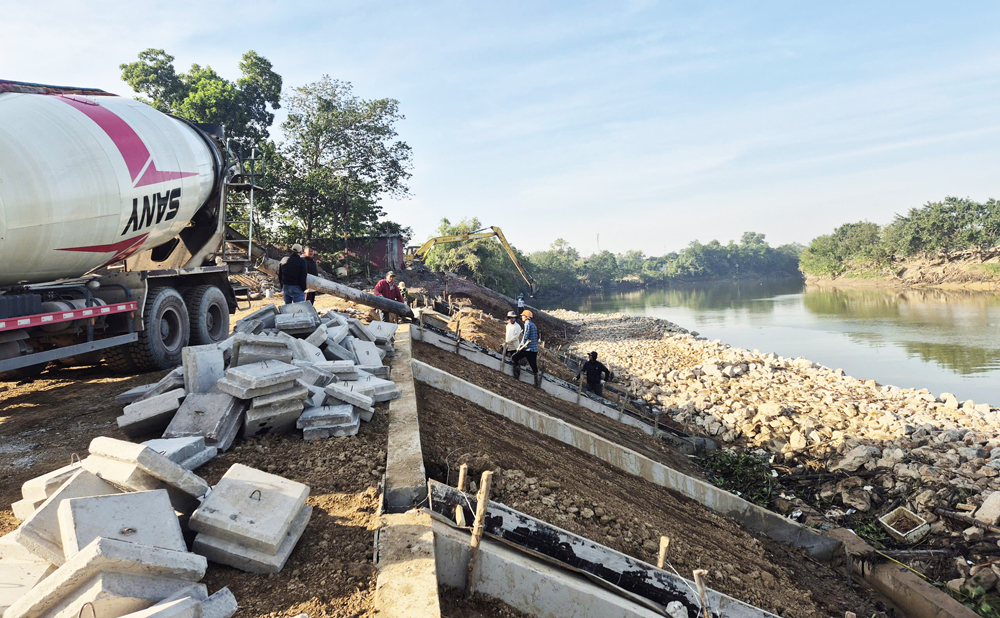 Tranh thủ thời tiết thuận lợi, mực nước sông xuống thấp, nhà thầu huy động nhân lực, phương tiện thi công.