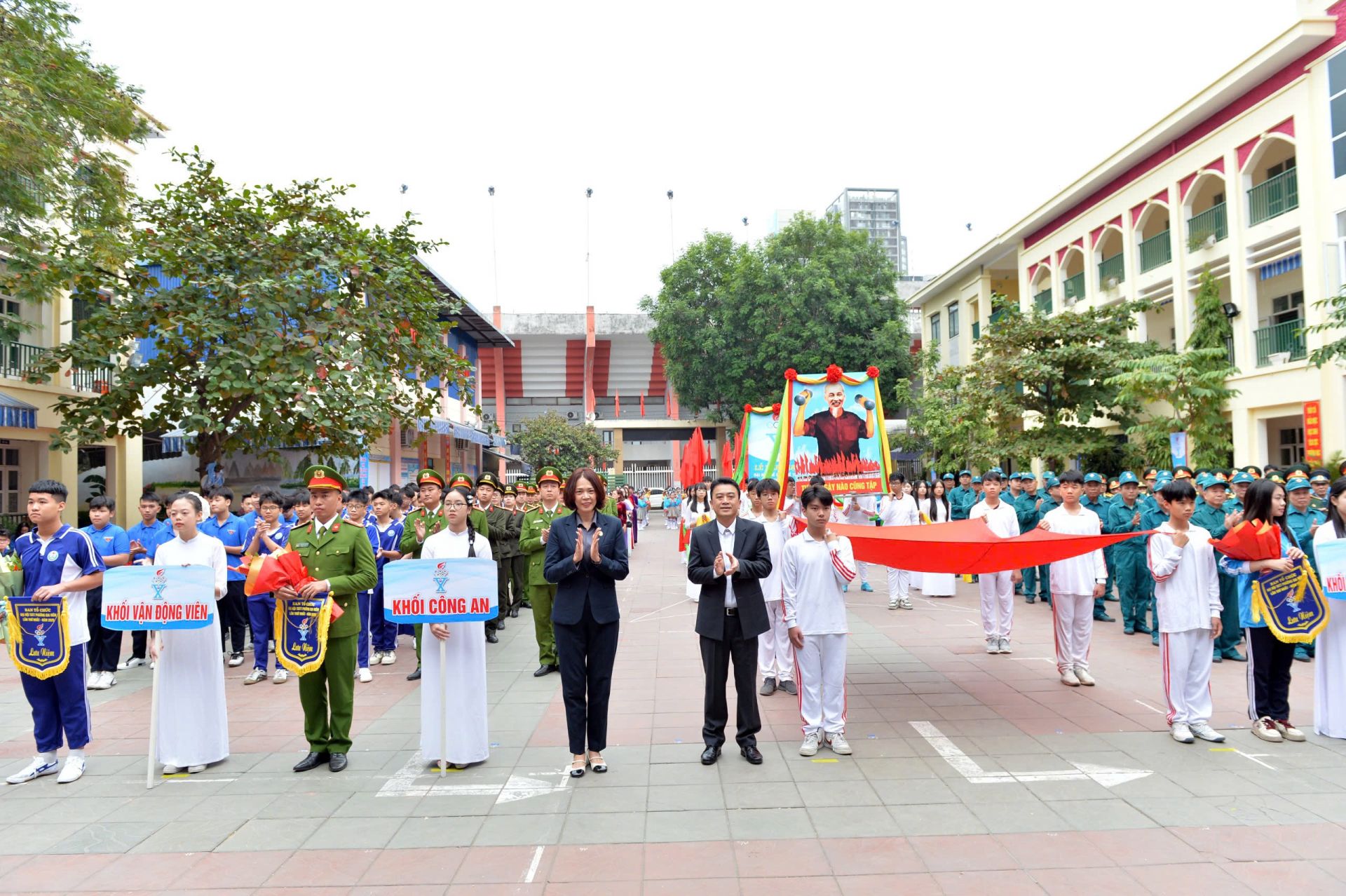 Phó Giám đốc Sở Văn hóa - Thể thao và Du lịch Phạm Thị tô Trang cùng đồng chí Trần Quang Tường, Bí thư Đảng ủy - Chủ tịch HĐND phường Gia Viên tặng hoa, cờ lưu niệm cho các đơn vị tham gia đại hội. Phó Giám đốc Sở Văn hóa - Thể thao và Du lịch Phạm Thị tô Trang cùng đồng chí Trần Quang Tường, Bí thư Đảng ủy - Chủ tịch HĐND phường Gia Viên tặng hoa, cờ lưu niệm cho các đơn vị tham gia đại hội.