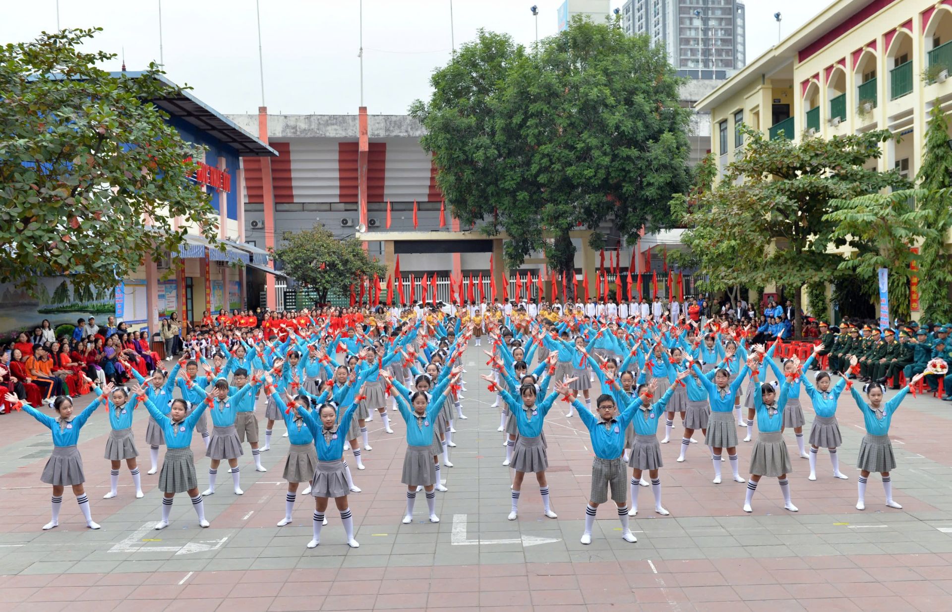 Màn đồng diễn thể dục của học sinh Trường Tiểu học Chu Văn An. Màn đồng diễn thể dục của học sinh Trường Tiểu học Chu Văn An.