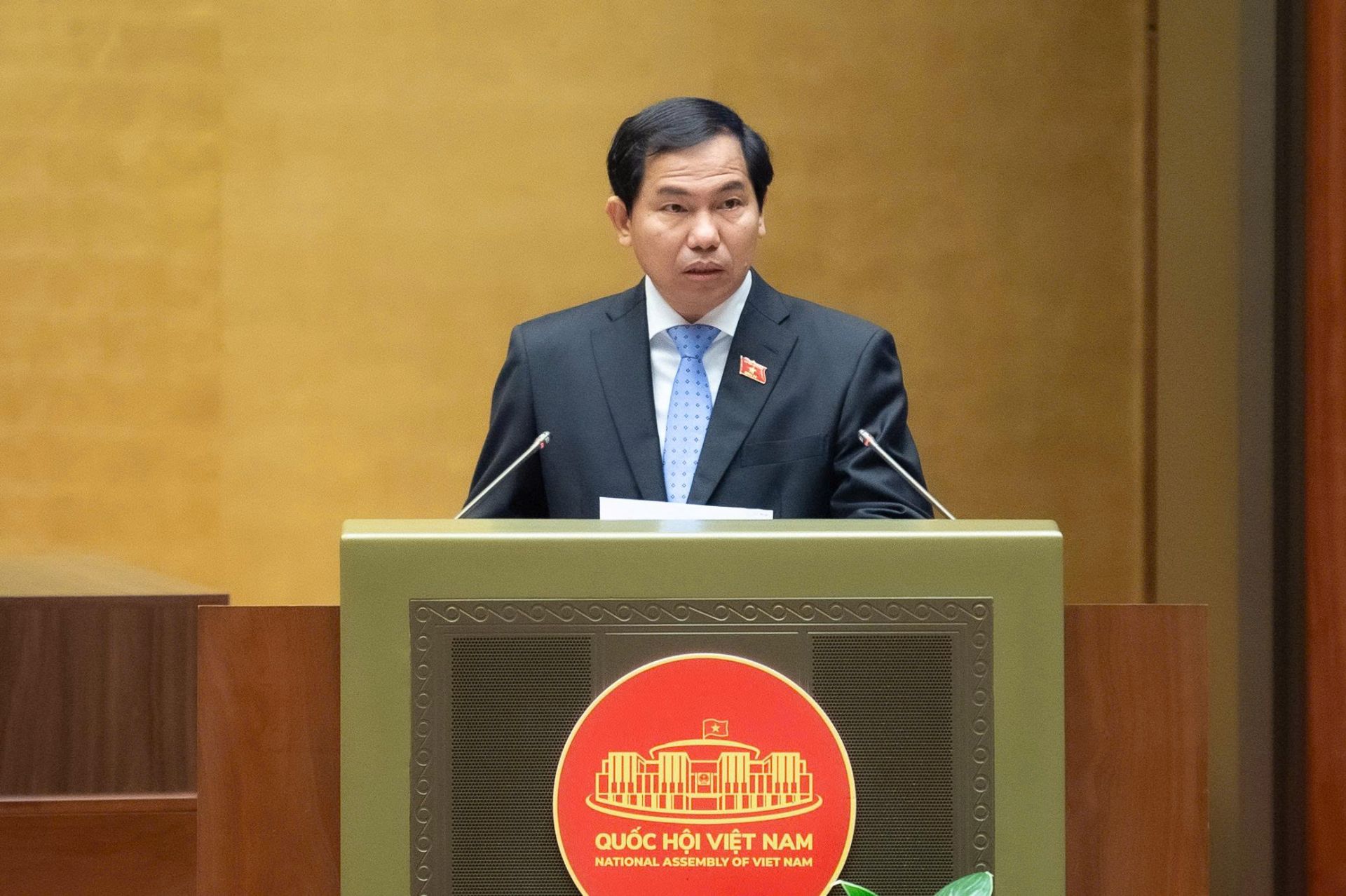 Tổng Thư ký Quốc hội, Chủ nhiệm Văn phòng Quốc hội Lê Quang Mạnh trình bày Tờ trình