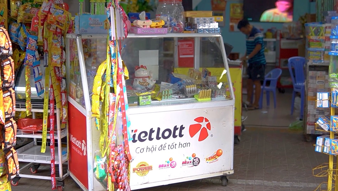 Bán vé số Vietlott giúp bà Doanh có thêm doanh thu bên cạnh hàng tạp hóa Bán vé số Vietlott giúp bà Doanh có thêm doanh thu bên cạnh hàng tạp hóa