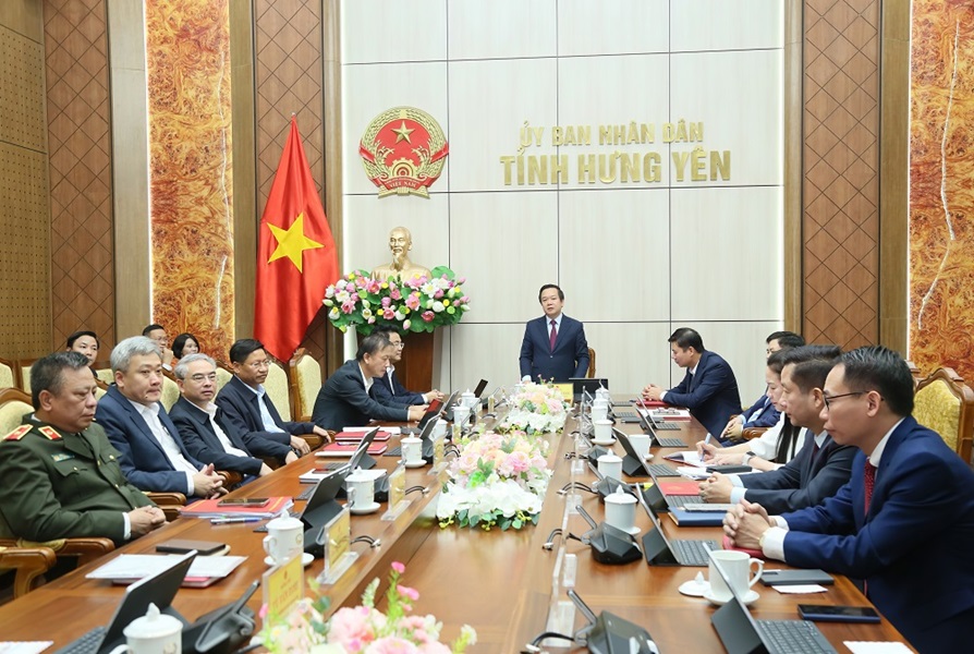 Chủ tịch UBND tỉnh Phạm Quang Ngọc phát biểu giao nhiệm vụ.