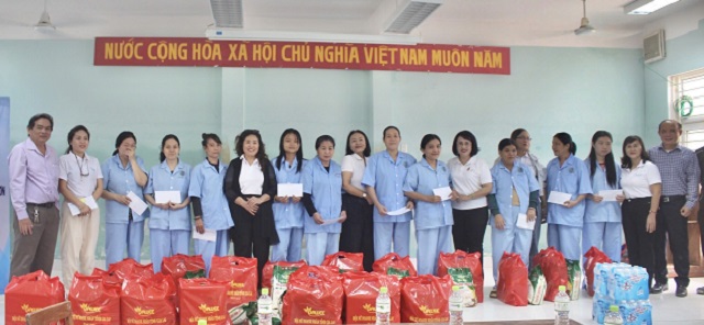 Quang cảnh trao quà hỗ trợ tại Bệnh viện tâm thần Quy Nhơn. Ảnh: Lâm Vy.