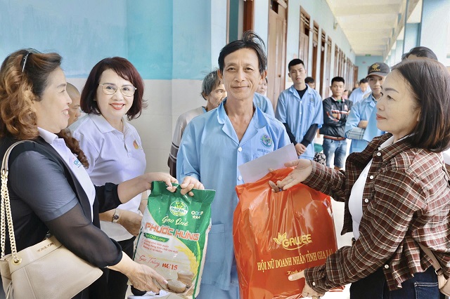 Đoàn công tác Hội Nữ Doanh nhân tỉnh Gia Lai trao quà cho bệnh nhân. Ảnh: L-Vy
