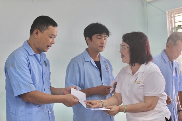 Bà Đồng Thị Ánh (bìa phải) thăm hỏi và trao quà cho bệnh nhân. Ảnh: Lâm Vy.