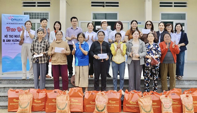Quang cảnh chương trình trao quà hỗ trợ đồng bào vùng bão lũ xã Tuy Phước. Ảnh: L-Vy