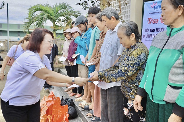 Bà Đồng Thị Ánh (bìa trái) thăm hỏi và trao quà đồng bào xã Tuy Phước. Ảnh: Lâm Vy.