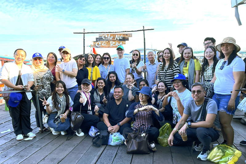 Đoàn Famtrip chụp ảnh lưu niệm Chợ nổi Cái Răng Đoàn Famtrip chụp ảnh lưu niệm Chợ nổi Cái Răng