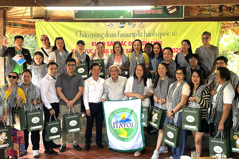 Đoàn Famtrip chụp ảnh lưu niệm Du lịch cộng đồng Cồn Sơn Đoàn Famtrip chụp ảnh lưu niệm Du lịch cộng đồng Cồn Sơn